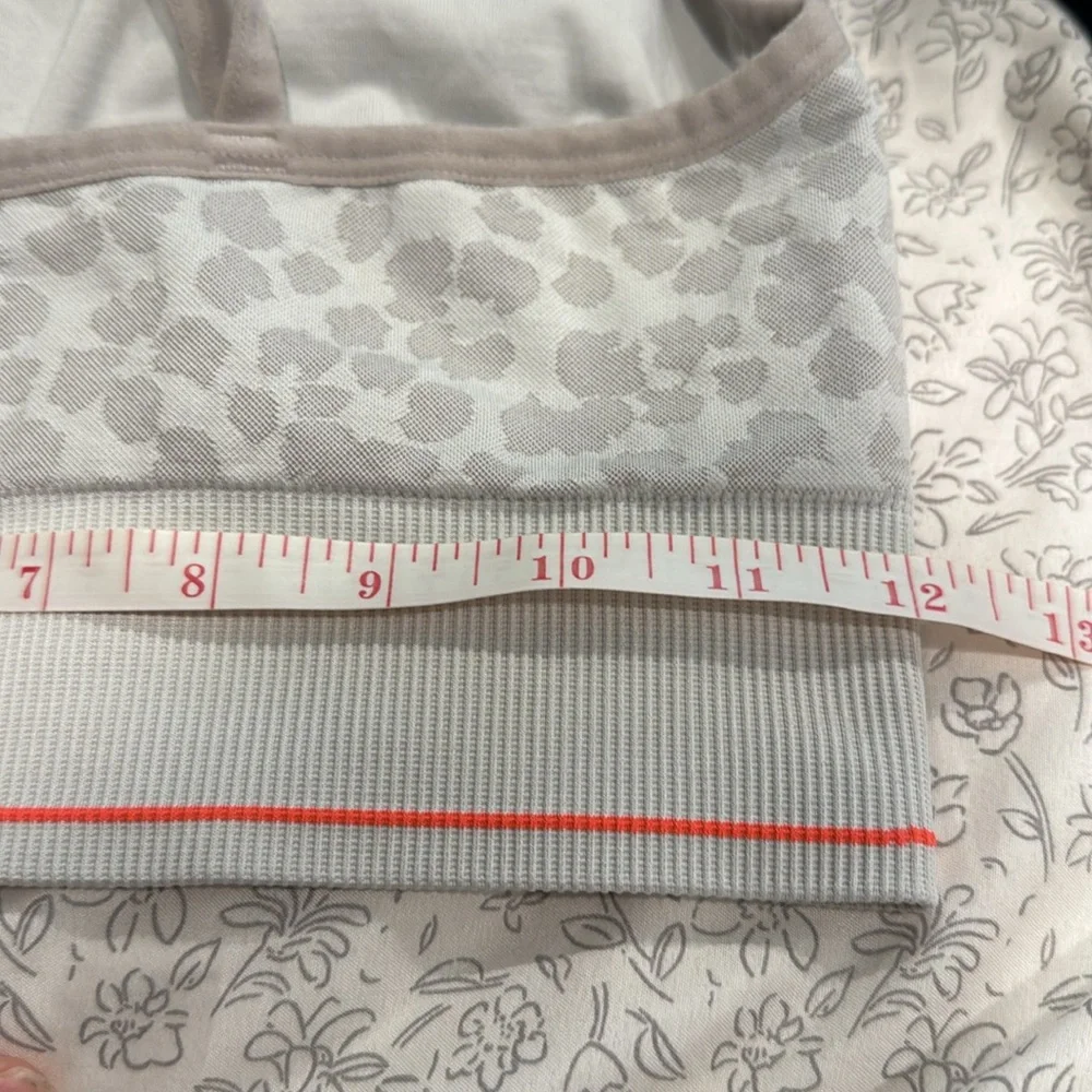 Aerie Gray and White Patterned Leopard Sports‎ Bra Size Large